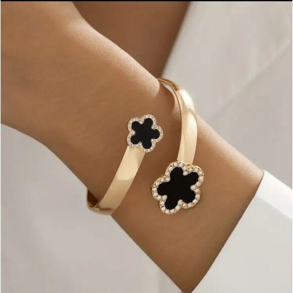 Gold Five Leaf Clover Bangle - Picture 1 of 2